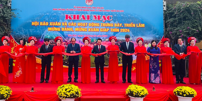 Lãnh đạo tỉnh Yên Bái cắt băng khai mạc Hội báo Xuân 2024. (Ảnh: THANH SƠN)