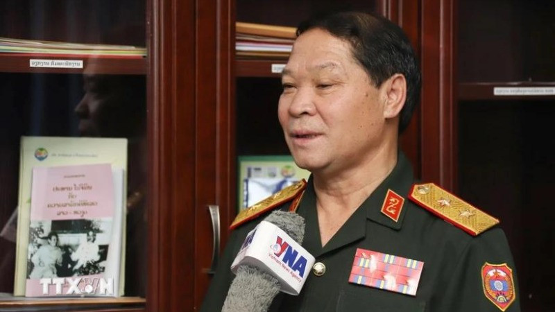 Trung tướng Vongsone Inpanphim, Chủ nhiệm Tổng cục Chính trị Quân đội nhân dân Lào, Thứ trưởng Bộ Quốc phòng Lào, trả lời phỏng vấn. (Ảnh: Xuân Tú/TTXVN)
