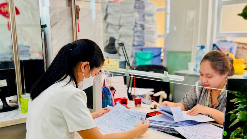 Một biên chế của thành phố phải phục vụ cho người dân gấp 3,2 lần cả nước. Đây là áp lực không nhỏ cho cán bộ, viên chức của thành phố.