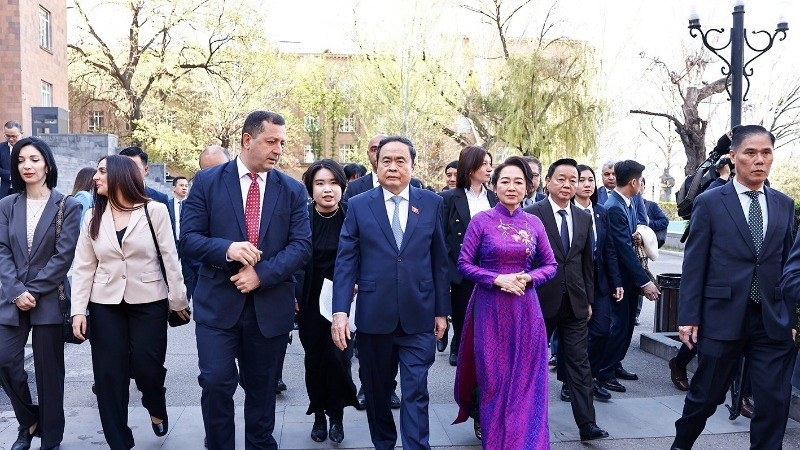 Chủ tịch Quốc hội Trần Thanh Mẫn và Phu nhân thăm Trường đại học Tổng hợp Quốc gia Yerevan. Ảnh: Doãn Tấn/TTXVN 