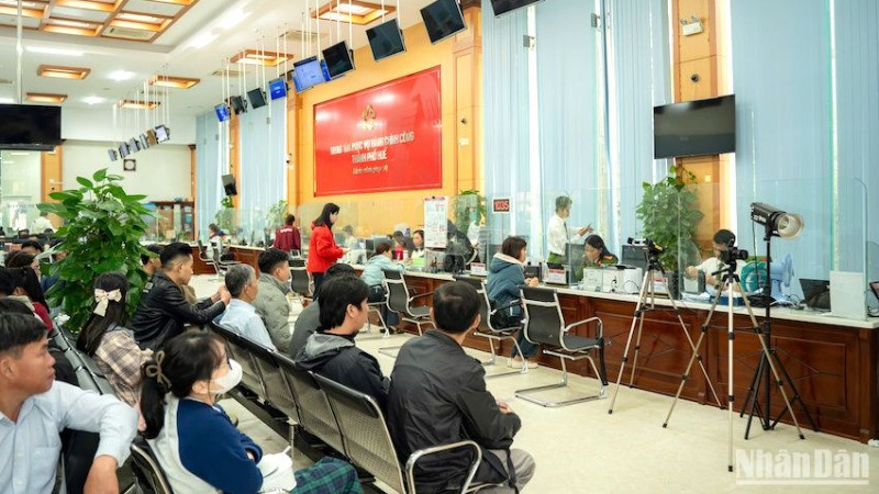 Cán bộ tại bộ phận một cửa thành phố Huế phục vụ người dân, doanh nghiệp đến giải quyết thủ tục hành chính. (Ảnh: HOÀNG OANH)