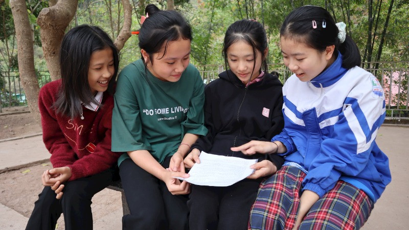 Các em học sinh bán trú của Trường phổ thông dân tộc bán trú trung học cơ sở Mỹ Lý, huyện Kỳ Sơn, tỉnh Nghệ An cùng nhau ôn bài sau giờ học trên lớp.