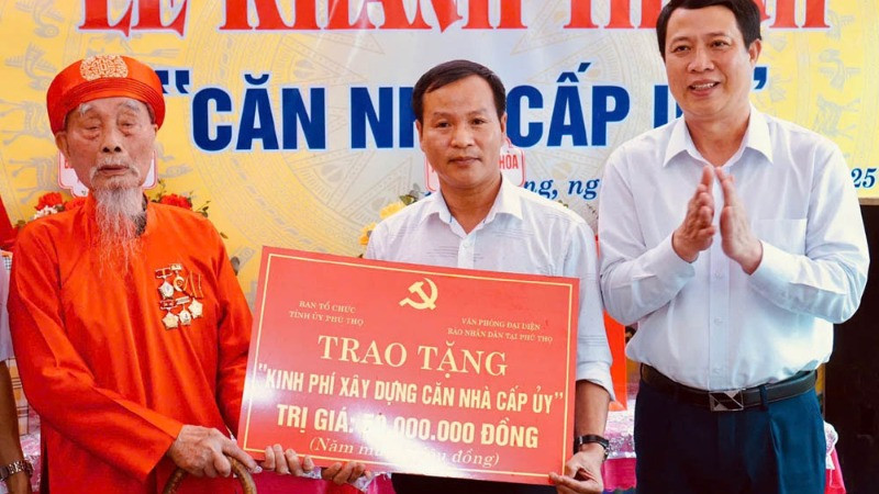 Đại diện Báo Nhân Dân tại Phú Thọ trao kinh phí hỗ trợ xây dựng nhà cho đảng viên Nguyễn Đức Bảng.