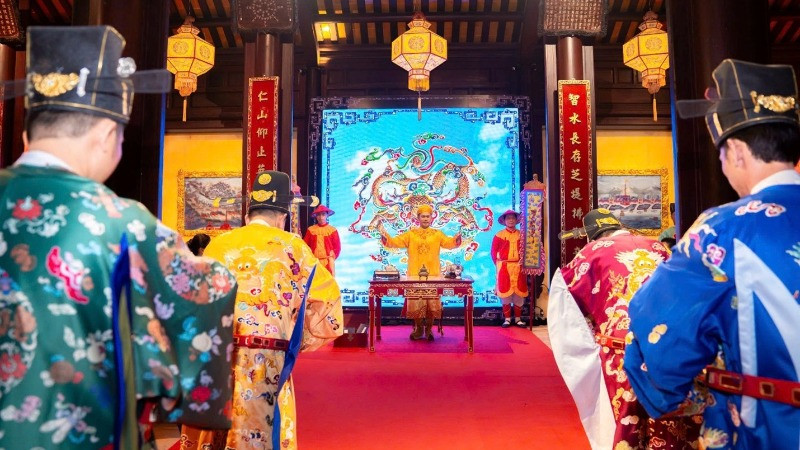 Nhà vua mở tiệc ngự trà.