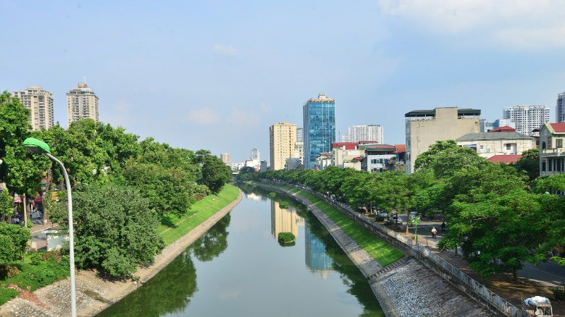 Hà Nội đang nỗ lực trả lại vẻ đẹp cho dòng sông Tô Lịch. (Ảnh PHẠM HÙNG)