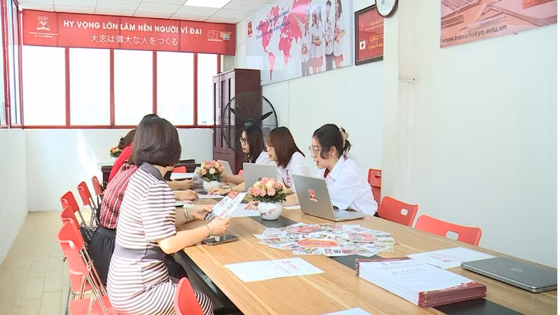 Cha mẹ học sinh tìm hiểu thông tin tuyển sinh và ghi danh giữ chỗ cho con tại Trường THPT Hoàng Long (Hà Nội).