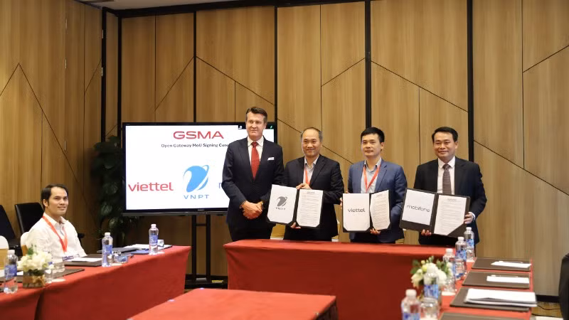 Lễ công bố ký kết giữa GSMA và nhà mạng Việt Nam.