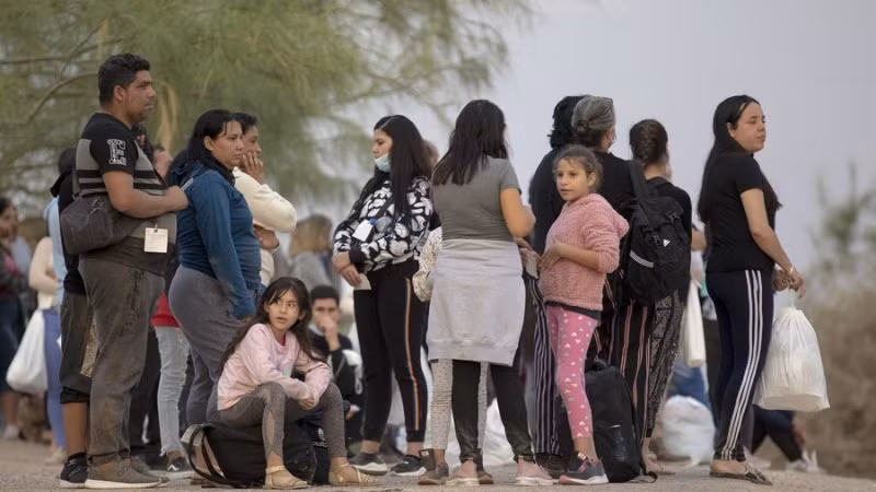 Những người di cư xin tị nạn chờ lên xe buýt tại một trạm kiểm soát ở Eagle Pass, Texas, Mỹ. (Ảnh: Tân Hoa xã)