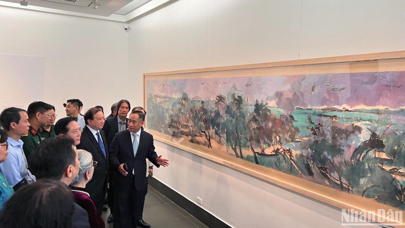 Khách tham quan bức "Chiến thắng Ấp Bắc", tác phẩm khổ lớn nhất của họa sĩ Huỳnh Phương Đông (dài 7,6 mét).
