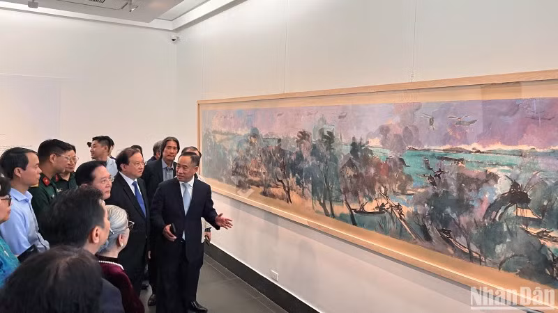 Khách tham quan bức "Chiến thắng Ấp Bắc", tác phẩm khổ lớn nhất của họa sĩ Huỳnh Phương Đông (dài 7,6 mét).