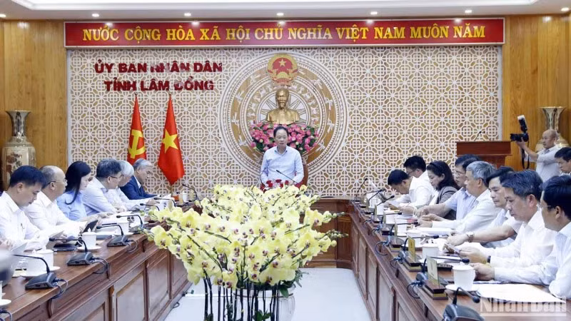 Quang cảnh buổi làm việc.