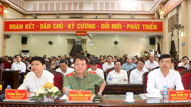 Các đại biểu dự hội nghị tiếp xúc cử tri tại thành phố Phủ Lý.