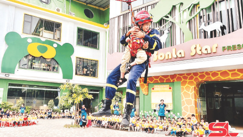 Cán bộ, chiến sĩ thực hành cứu nạn bằng dây cáp. (Ảnh Đức Anh)