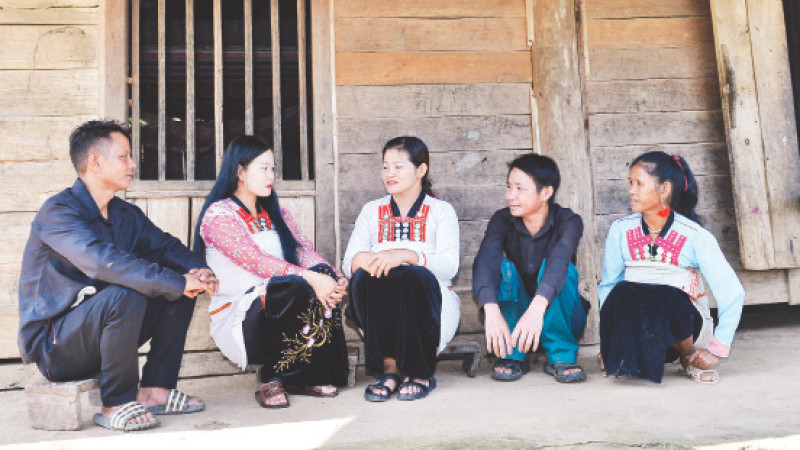 Bí thư Chi bộ bản Nậm Sảo 1 Lò Me Thơ (người ngồi giữa) trao đổi về xây dựng nếp sống mới cùng bà con trong bản.