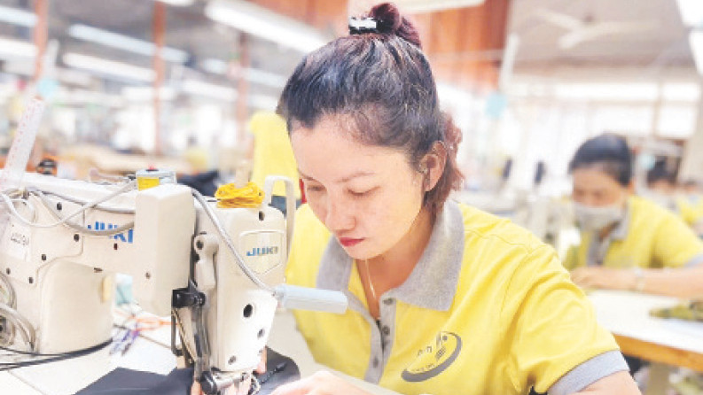 Công nhân Nhà máy may xuất khẩu Phong Phú Guston Molinel - Công ty cổ phần quốc tế Phong Phú (thành phố Thủ Đức, Thành phố Hồ Chí Minh) làm việc hết công suất để đáp ứng đơn hàng xuất khẩu.