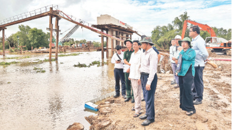  Lãnh đạo tỉnh Sóc Trăng kiểm tra thực tế tại công trình cầu trên tuyến đường cao tốc Châu Đốc-Cần Thơ-Sóc Trăng.