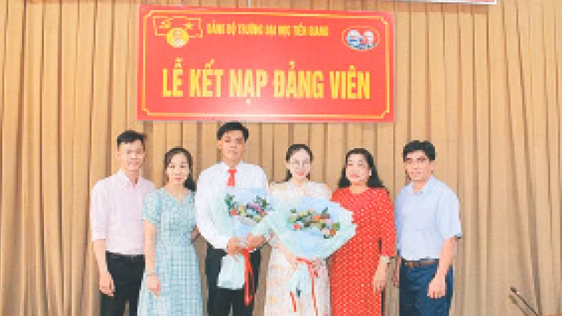 Lễ kết nạp đảng viên là sinh viên của Đảng bộ Trường đại học Tiền Giang.