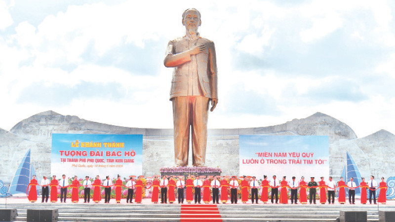 Lễ cắt băng khánh thành Tượng đài Bác Hồ tại thành phố Phú Quốc.