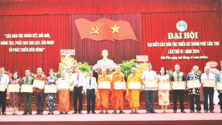 Lãnh đạo thành phố Cần Thơ trao bằng khen tặng các cá nhân có nhiều đóng góp trong phát triển kinh tế-xã hội vùng đồng bào dân tộc thiểu số.