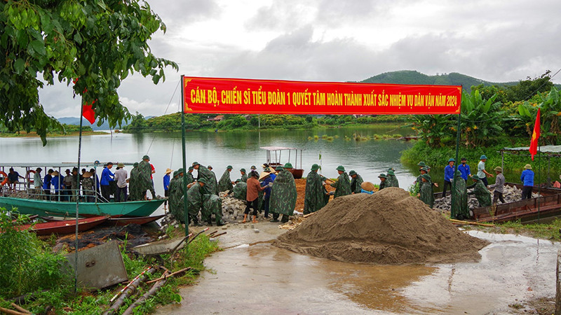 Cán bộ, chiến sĩ Tiểu đoàn 1, Trung đoàn 101, Sư đoàn 325 giúp nhân dân xây dựng Nhà văn hóa thôn Mấn, xã Tân Sơn, huyện Lục Ngạn, tỉnh Bắc Giang. (Ảnh NGÔ THỨC)