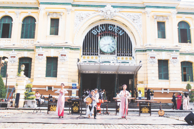 Biểu diễn văn nghệ tại không gian văn hóa trước cổng Bưu điện Thành phố Hồ Chí Minh phục vụ người dân và khách tham quan. (Ảnh THẾ ANH)
