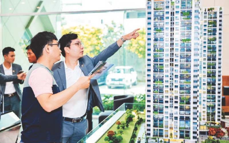 Khách hàng tham quan một dự án bất động sản tại TP Hồ Chí Minh. (Ảnh HẠ VY)