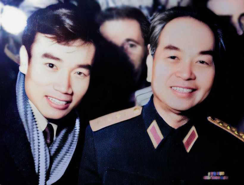 Nhà báo Phạm Việt Tùng được Đại tướng Võ Nguyên Giáp mời chụp ảnh chung sau khi bức ảnh máy bay B52 rơi xuống hồ Hữu Tiệp được công bố. (Ảnh tư liệu)