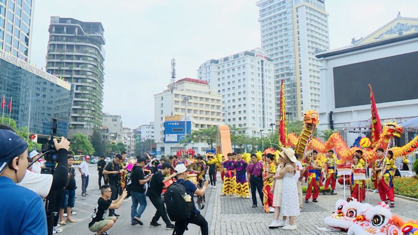 Các lễ hội trong ngày đầu tiên của kỳ nghỉ lễ diễn ra tại thành phố Hạ Long thu hút đông đảo du khách tham quan, trải nghiệm.