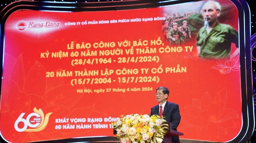 Lãnh đạo Công ty CP Bóng đèn phích nước Rạng Đông báo công tại buổi lễ.