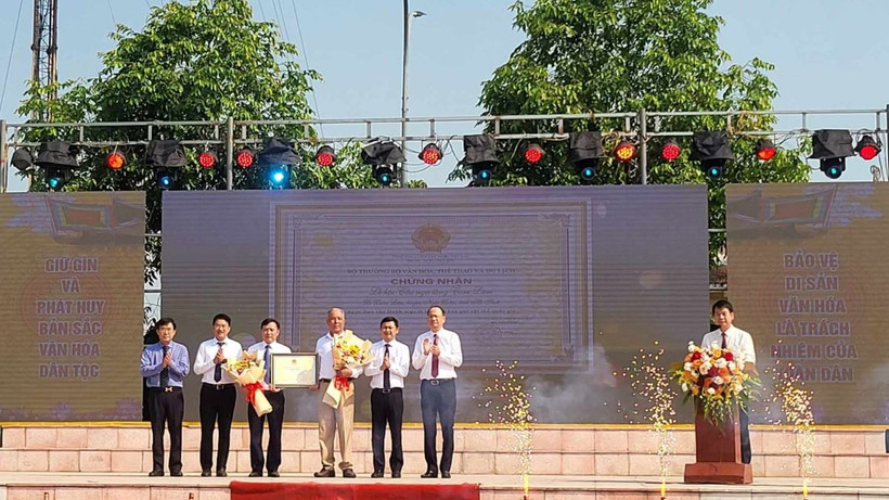 Đại diện lãnh đạo Bộ Văn hóa, Thể thao và Du lịch trao bằng công nhận Di sản Văn hóa phi vật thể quốc gia cho chính quyền, nhân dân địa phương.