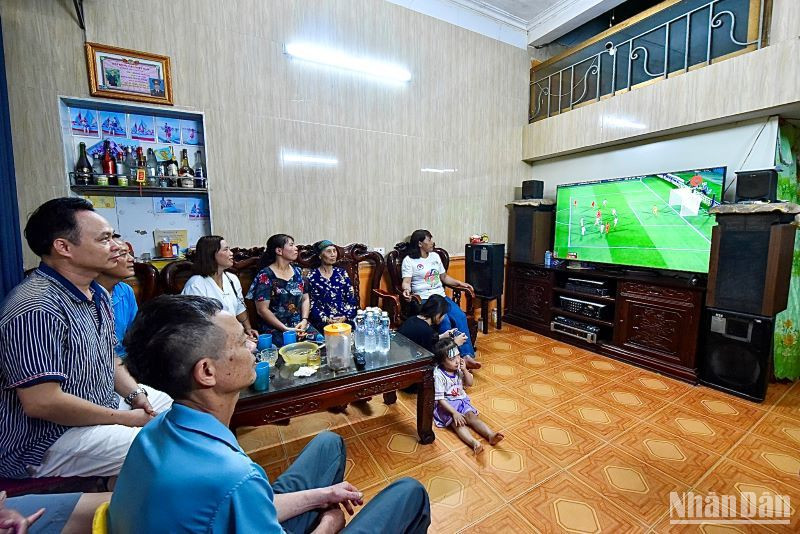 Gia đình cầu thủ Hoàng Thị Lan đã quây quần đông vui, cổ vũ hết mình cho các cầu thủ nữ Việt Nam.