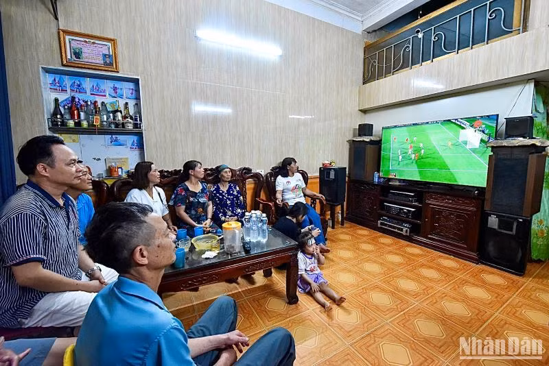 Gia đình cầu thủ Hoàng Thị Lan đã quây quần đông vui, cổ vũ hết mình cho các cầu thủ nữ Việt Nam.