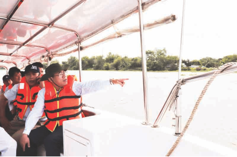 Đoàn lãnh đạo Sawaco khảo sát nguồn nước thô trên sông Đồng Nai.