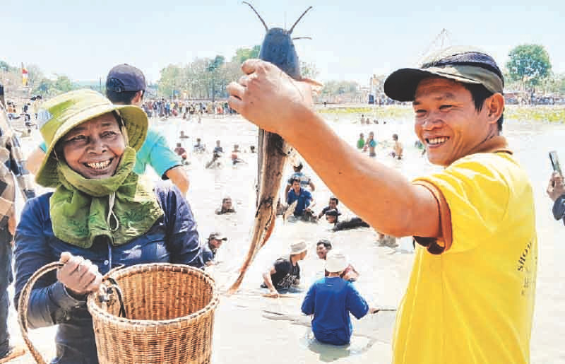 Người dân xã Lộc Khánh tham gia lễ hội Phá Bàu.