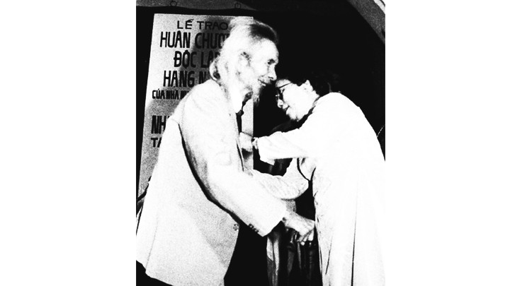 Phó Chủ tịch nước Nguyễn Thị Bình trao tặng Huân chương Độc lập hạng nhất cho nhạc sĩ Văn Cao ngày 29/6/1993. Ảnh: NGUYỄN ĐÌNH TOÁN