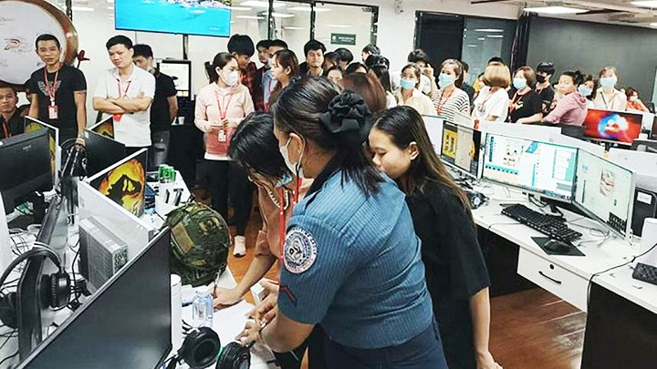 Cảnh sát Philippines triệt phá một đường dây buôn người tại Manila tháng 5 vừa qua. Ảnh: AFP