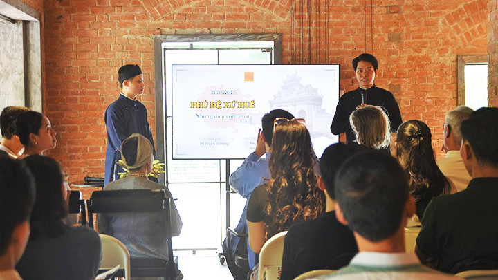 Buổi nói chuyện với chủ đề "Phủ đệ xứ Huế" thu hút nhiều khách tham dự.