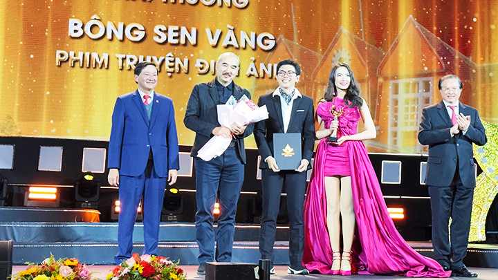 Đoàn làm phim “Tro tàn rực rỡ” nhận giải Bông sen vàng.