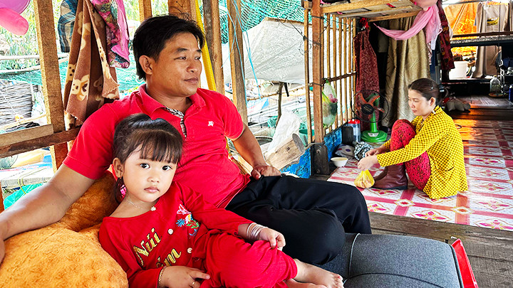 Gia đình nhỏ của Hoài và Hồng cùng con gái bốn tuổi Lê Thị Cẩm Trâm.