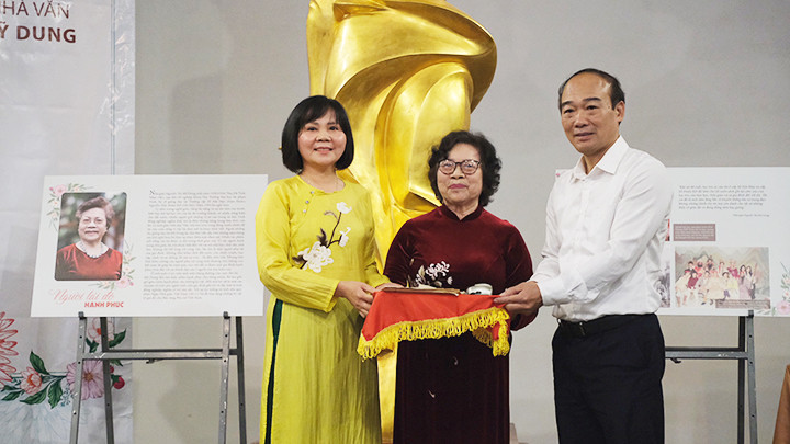 Chia sẻ hạnh phúc cùng “người lái đò”