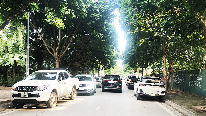 Cả hai bên lòng đường khu đô thị Trung Văn bị lấn chiếm làm nơi đỗ xe. 