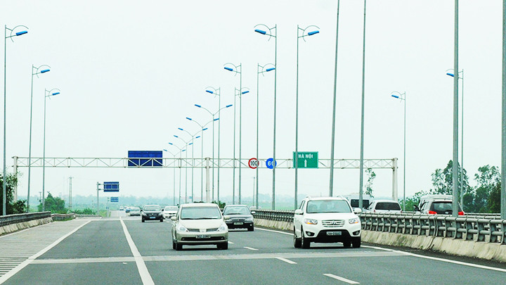 Vốn đầu tư công trong phát triển hạ tầng giao thông đang được đẩy mạnh giải ngân. Ảnh: BẮC SƠN