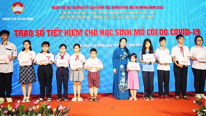 Quỹ An sinh trao sổ tiết kiệm cho học sinh mồ côi do dịch Covid-19.