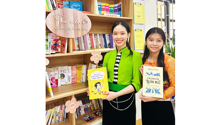 Niềm vui bên những cuốn sách mới.