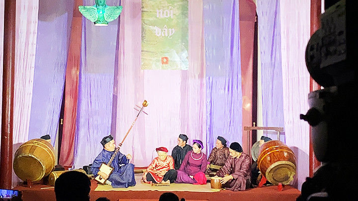 Khách nhạc danh dự - Đại lão ca nương Nguyễn Thị Khướu (98 tuổi) cùng các nghệ sĩ trong chương trình.