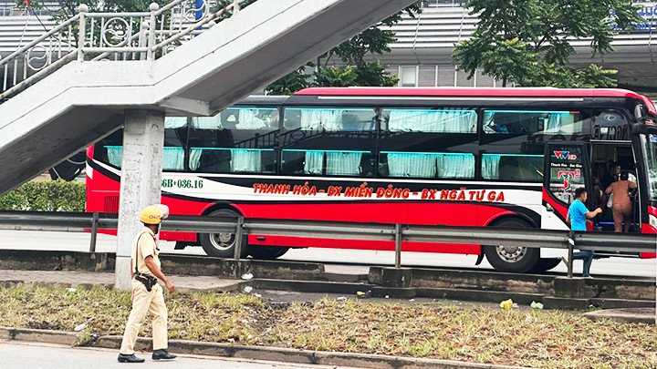 Xe khách tuyến Thanh Hóa - Thành phố Hồ Chí Minh đón khách dọc đường ngay trước lực lượng Cảnh sát giao thông tại khu vực gần Bến xe Miền Đông.