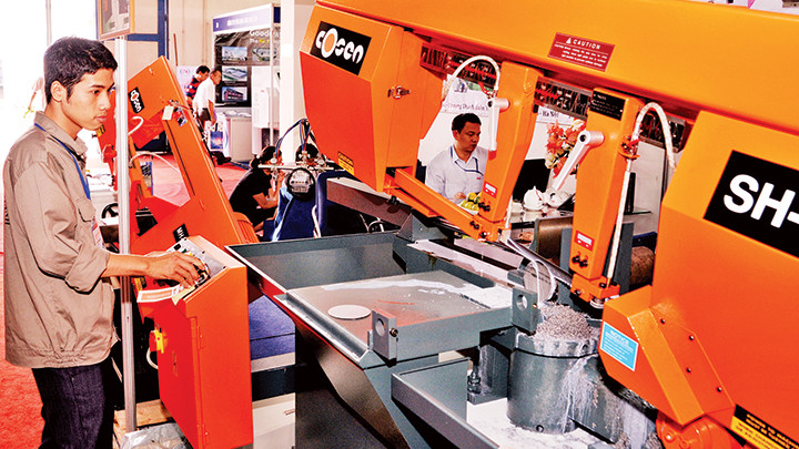 Nhiều doanh nghiệp đã tập trung nguồn lực để đổi mới trang thiết bị sản xuất. Ảnh: NGUYỆT ANH