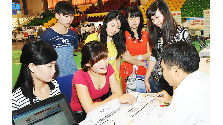 Tư vấn tuyển dụng tại công ty bảo hiểm nhân thọ. Ảnh: NAM ANH