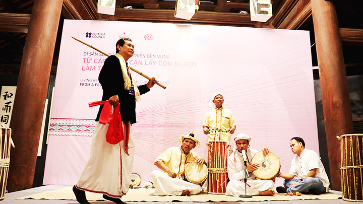 Ông Đàng Năng Nhiêm (ngoài cùng bên trái) cùng các nghệ nhân trình diễn dân vũ và nhạc cụ dân tộc Chăm tại Hội thảo Di sản sống và phát triển bền vững.