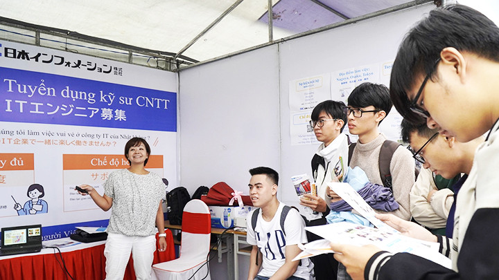 Sinh viên ngành công nghệ thông tin tham gia tìm kiếm cơ hội tại Ngày hội việc làm.